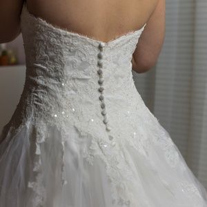 Exquisite white strapless bridal gown